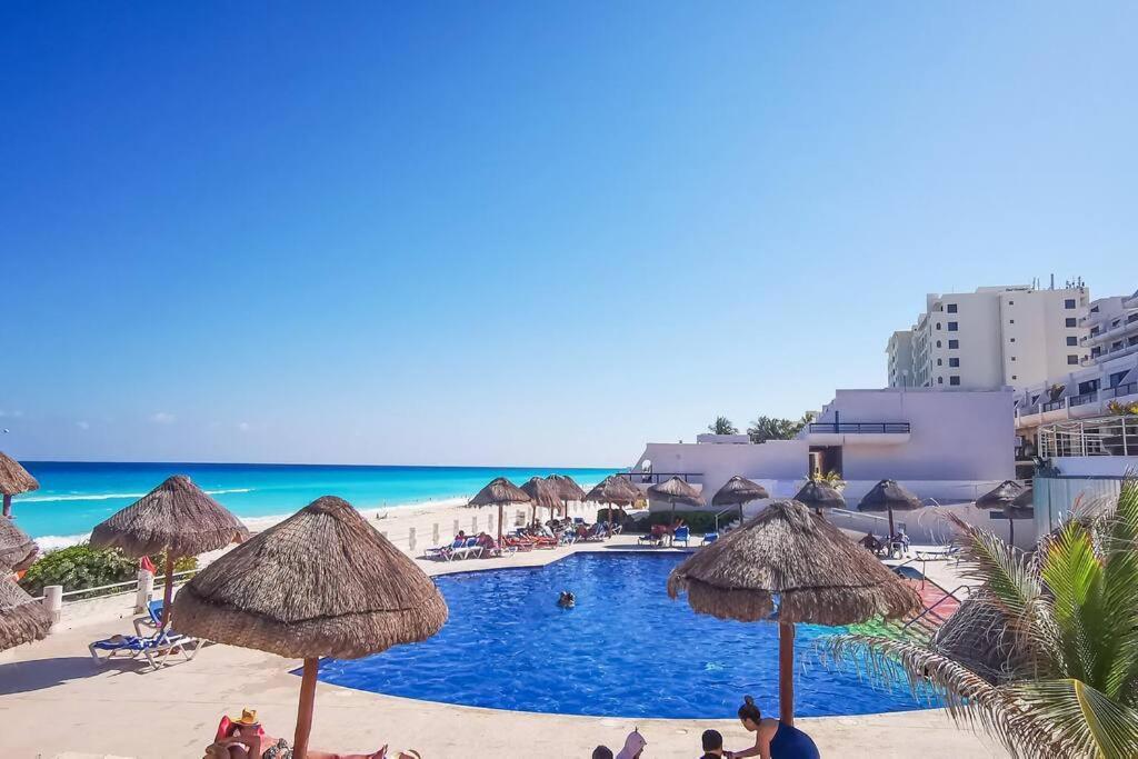 Villa Aurora Beautiful Beachfront Apartment Cancún Exterior foto